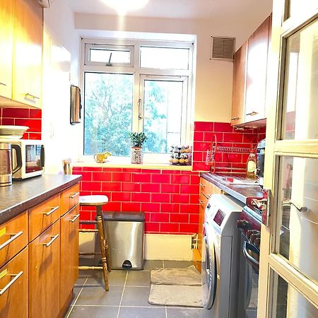Room With King Size Bed And Shared Kitchen Raynes Park Dış mekan fotoğraf