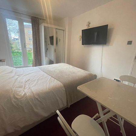 Room With King Size Bed And Shared Kitchen Raynes Park Dış mekan fotoğraf