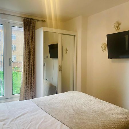 Room With King Size Bed And Shared Kitchen Raynes Park Dış mekan fotoğraf