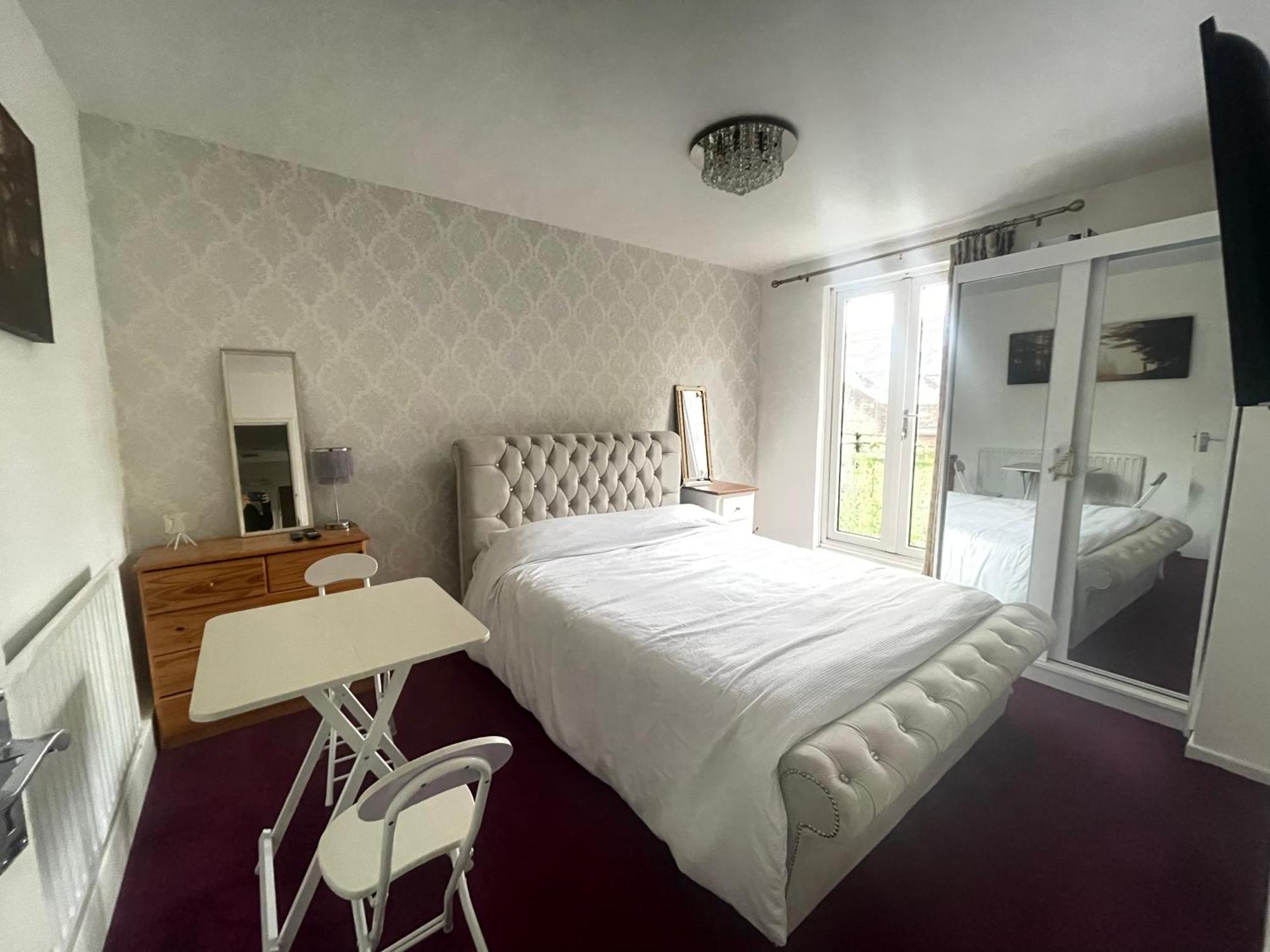 Room With King Size Bed And Shared Kitchen Raynes Park Dış mekan fotoğraf