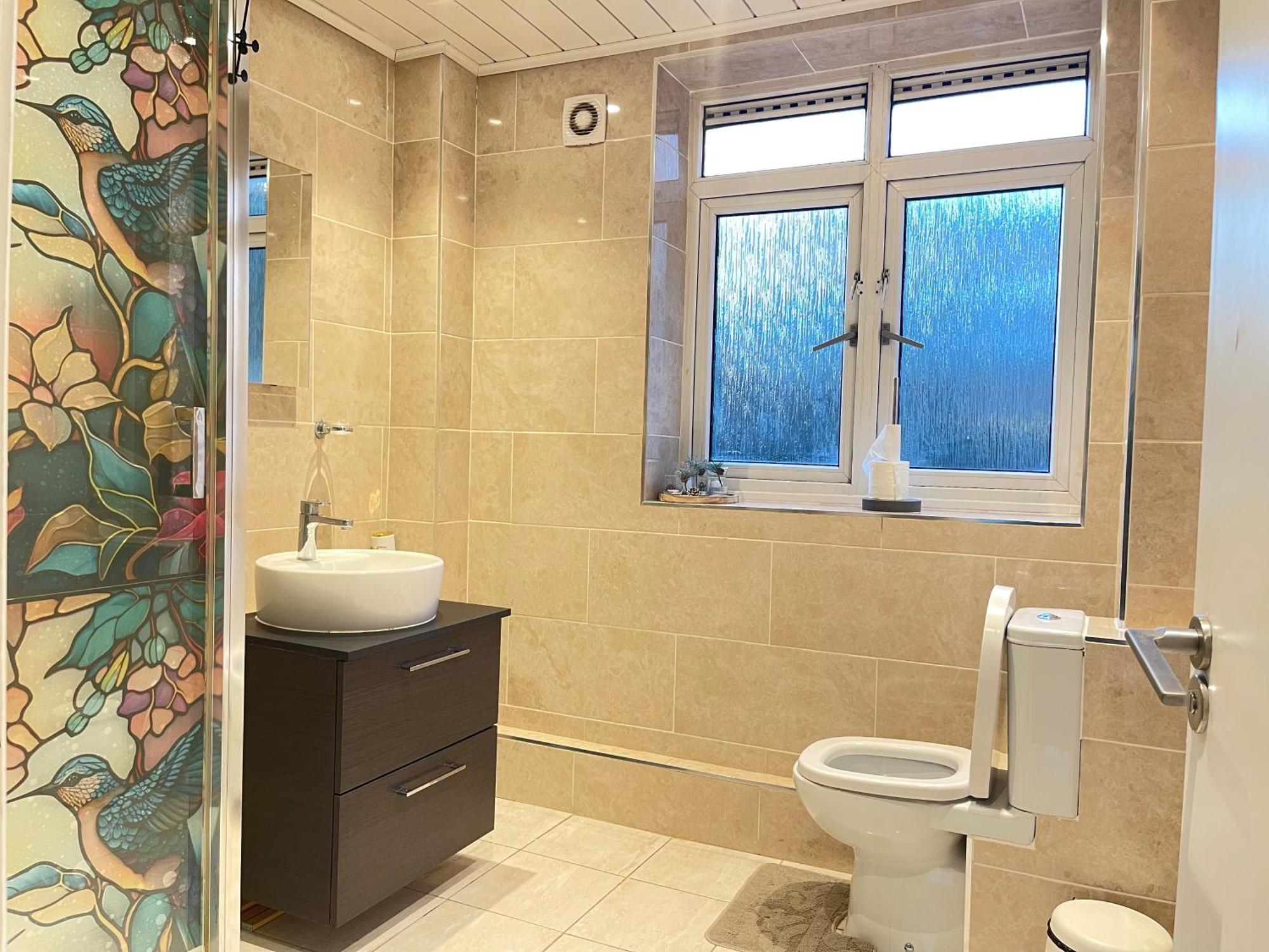 Room With King Size Bed And Shared Kitchen Raynes Park Dış mekan fotoğraf