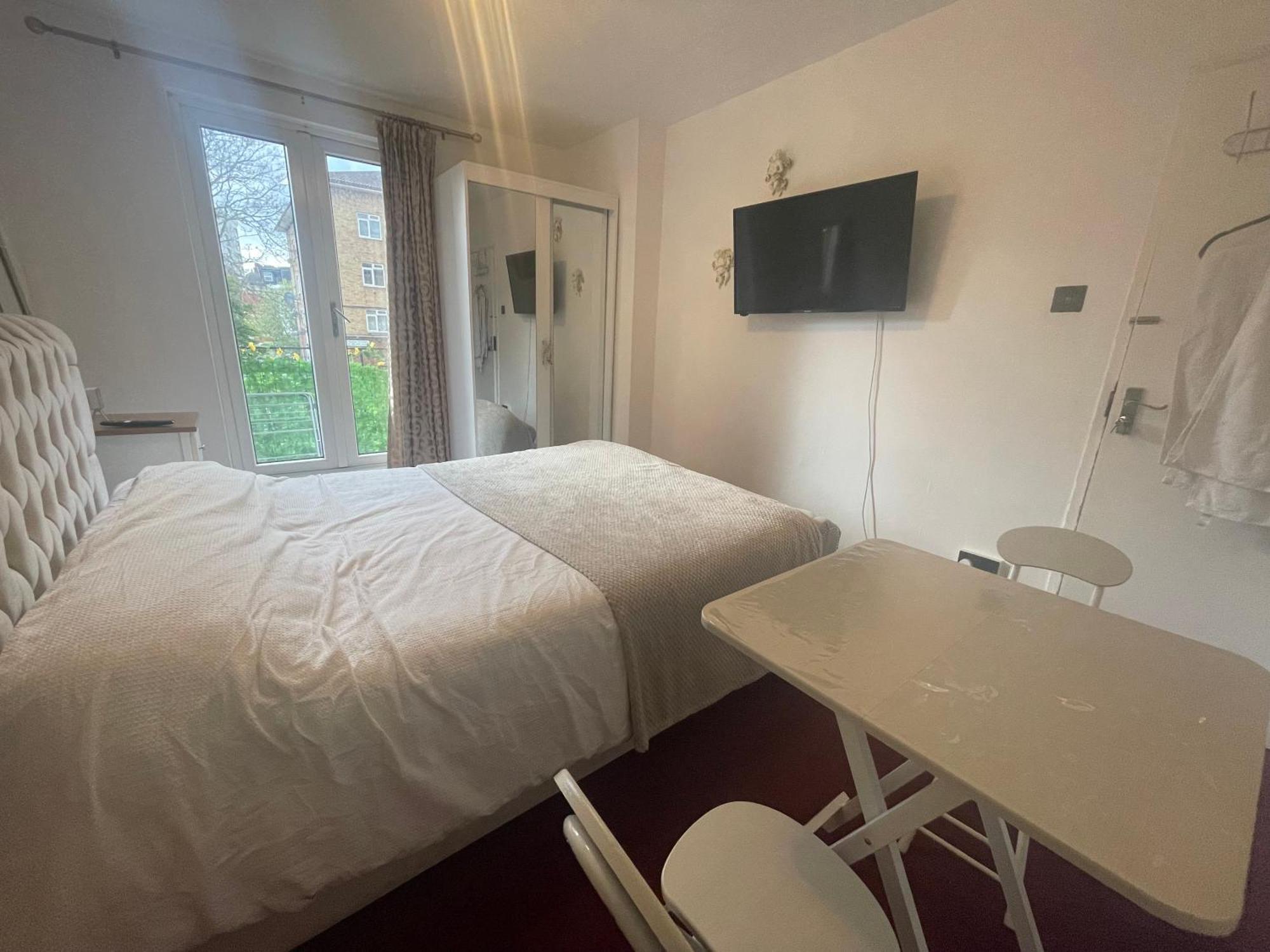 Room With King Size Bed And Shared Kitchen Raynes Park Dış mekan fotoğraf